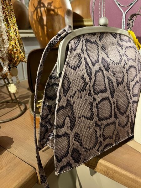 YILAN DERİSİ GÖRÜNÜMLÜ ÇANTA