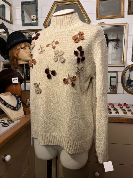 İŞLEMELİ YÜN KAZAK